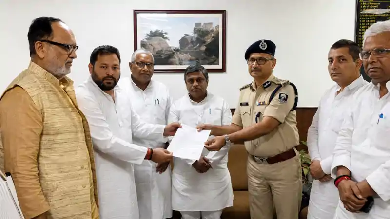 डीजीपी से मिले तेजस्वी यादव, पुलिस अधिकारियों के खिलाफ कार्रवाई की मांग डीजीपी से मिले तेजस्वी यादव, पुलिस अधिकारियों के खिलाफ कार्रवाई की मांग