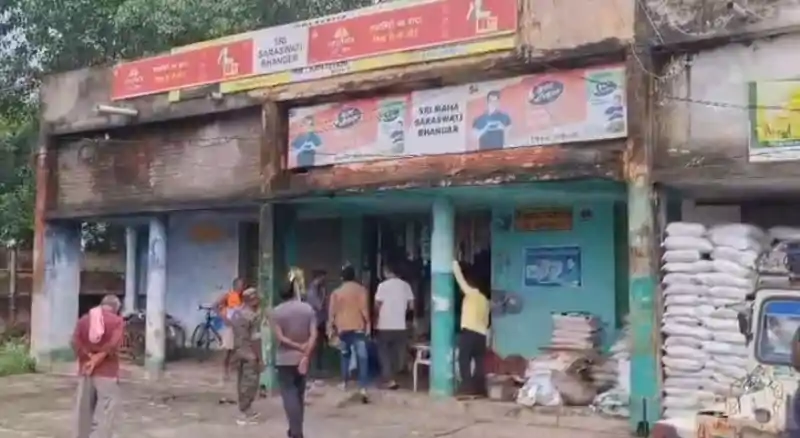 चोरी की घटना से त्रस्त हुए व्यापारी, प्रशासन से लगायी गुहार चोरी की घटना से त्रस्त हुए व्यापारी, प्रशासन से लगायी गुहार