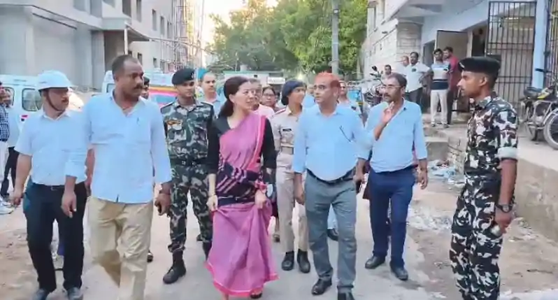 सदर अस्पताल का डीएम ने किया औचक निरीक्षण, 7 नवंबर तक नए भवन को तैयार करने का निर्देश सदर अस्पताल का डीएम ने किया औचक निरीक्षण, 7 नवंबर तक नए भवन को तैयार करने का निर्देश