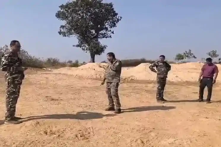 गिरिडीह : अवैध बालू तस्करी पर प्रशासन का प्रहार, बालू लदे आठ ट्रैक्टर ज़ब्त 