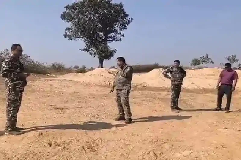 गिरिडीह : अवैध बालू तस्करी पर प्रशासन का प्रहार, बालू लदे आठ ट्रैक्टर ज़ब्त गिरिडीह : अवैध बालू तस्करी पर प्रशासन का प्रहार, बालू लदे आठ ट्रैक्टर ज़ब्त
