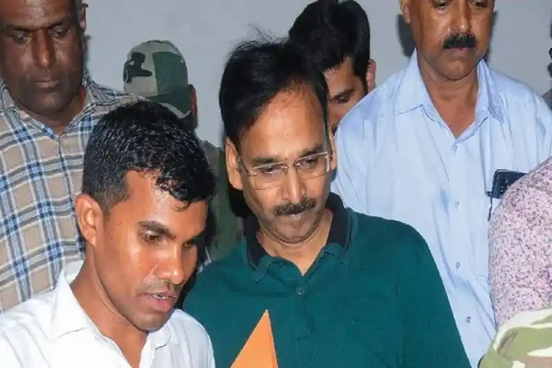 हजारीबाग वनभूमि घोटाला मामले में दाखिल की चार्जशीट, पूर्व डीसी विनय चौबे समेत तीन के नाम शामिल हजारीबाग वनभूमि घोटाला मामले में दाखिल की चार्जशीट, पूर्व डीसी विनय चौबे समेत तीन के नाम शामिल