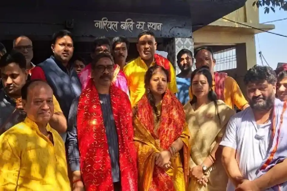 शादी की 20वीं सालगिरह पर पत्नी संग रजरप्पा पहुंचे CM हेमंत, बच्चे भी रहे साथ 