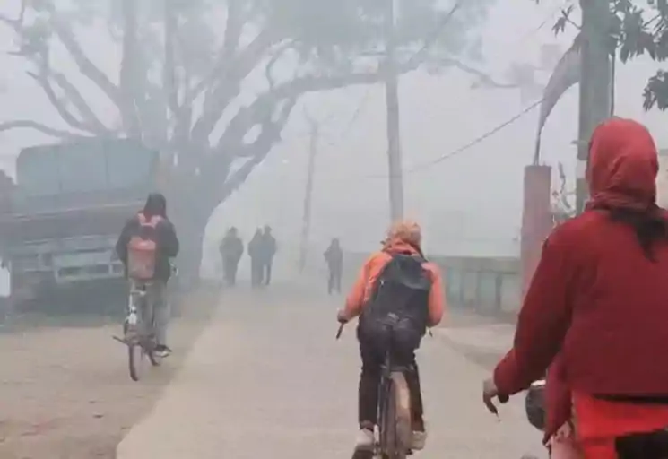 बिहार में 10 जिलों का पारा 7 डिग्री से नीचे, घने कोहरे से जनजीवन अस्त-व्यस्त, स्कूल बंद, ट्रेनें लेट