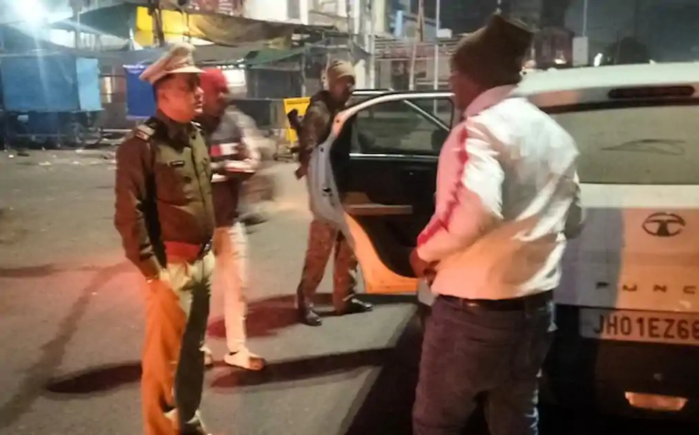 रामगढ़ में देर रात सड़क पर उतरे SP अजय कुमार, सुरक्षा व्यवस्था का किया औचक निरीक्षण