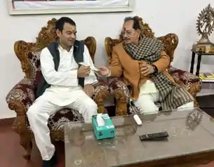 विजय सिन्हा के घर पहुंचे तेजप्रताप यादव, दही-चूड़ा भोज का दिया न्योता 