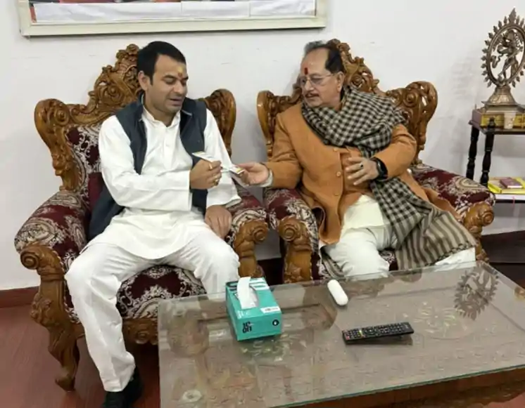 विजय सिन्हा के घर पहुंचे तेजप्रताप यादव, दही-चूड़ा भोज का दिया न्योता 