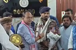 शौर्य चक्र से सम्मानित जवान को मंत्री ने किया सम्मानित, बोले यह गर्व की बात