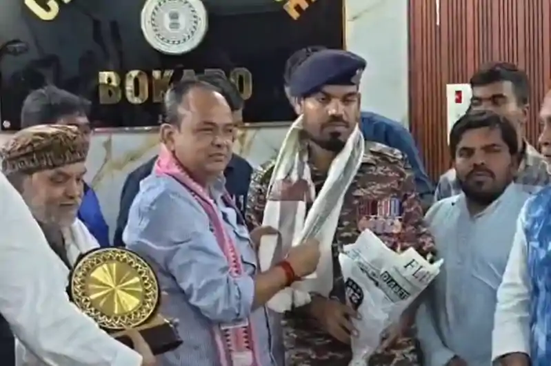 शौर्य चक्र से सम्मानित जवान को मंत्री ने किया सम्मानित, बोले यह गर्व की बात शौर्य चक्र से सम्मानित जवान को मंत्री ने किया सम्मानित, बोले यह गर्व की बात