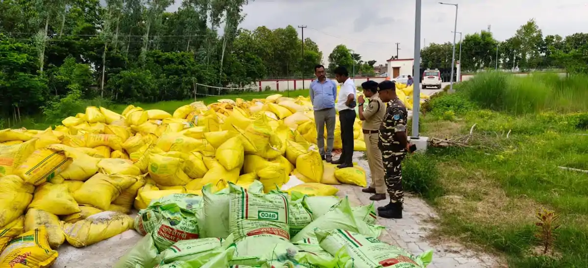 नेपाल बॉर्डर पर उर्वरक माफिया पर बड़ा प्रहार, हजारों बोरी खाद जब्त, SSB समेत तीन टीम का छापा 