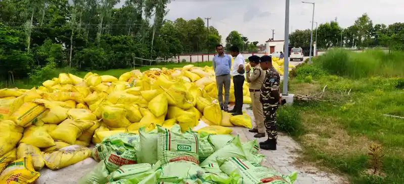 नेपाल बॉर्डर पर उर्वरक माफिया पर बड़ा प्रहार, हजारों बोरी खाद जब्त, SSB समेत तीन टीम का छापा 