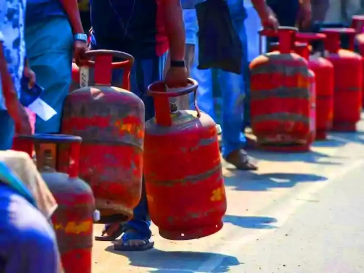 गैस सिलेंडर की कीमतों में फिर इज़ाफ़ा, घरेलू से लेकर कमर्शियल तक सभी गैस सिलेंडर महंगे