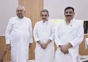 नीतीश ने राजभवन में आरिफ मोहम्मद खान से की मुलाकात, CM हाउस में उपेंद्र कुशवाहा से भी मिले