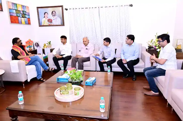 जैन समाज के प्रतिनिधियों ने मुख्यमंत्री हेमंत सोरेन को दिया पंचकल्याणक महोत्सव का निमंत्रण