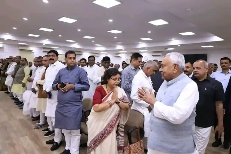 भूमिका बदलने की बात कहकर भावुक विधायकों को नीतीश ने संभाला, बोले—सब कुछ पहले जैसा रहेगा
