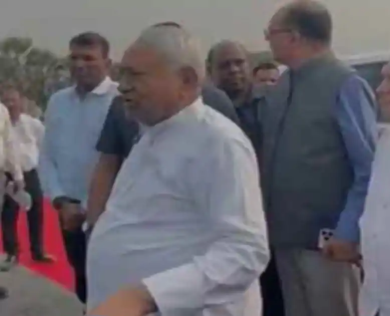 काम में देरी पर CM नीतीश सख्त, RCD अधिकारी को लगाई फटकार, 1 महीने का समय मांगा