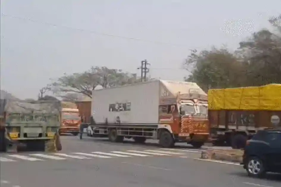 चुटूपालू घाटी में भीषण सड़क हादसा, ट्रेलर पलटने से यातायात पूरी तरह प्रभावित