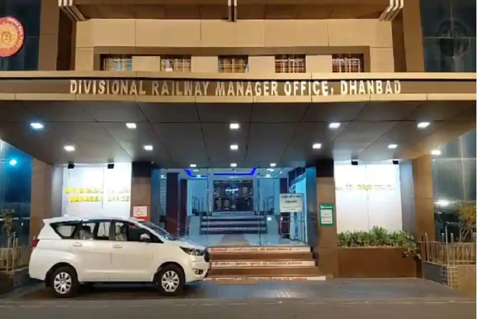 धनबाद रेल मंडल में रिश्वतखोरी पर CBI की बड़ी कार्रवाई, वरीय मंडल विद्युत अभियंता 50 हजार लेते धराये 