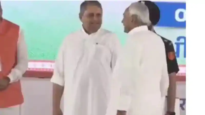 जब CM सम्राट चौधरी की कुर्सी तक पहुंच गए नीतीश कुमार, कुछ पल के लिए मंच पर बढ़ी हलचल जब CM सम्राट चौधरी की कुर्सी तक पहुंच गए नीतीश कुमार, कुछ पल के लिए मंच पर बढ़ी हलचल