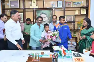 पाल्क स्ट्रेट फतह करने वाले नन्हे तैराक इशांक सिंह को मुख्यमंत्री हेमंत सोरेन ने किया सम्मानित