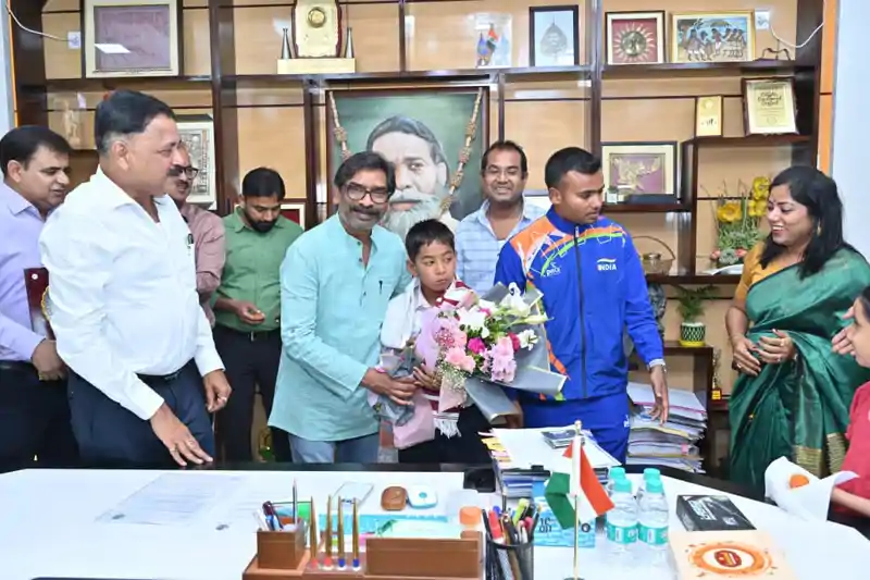 पाल्क स्ट्रेट फतह करने वाले नन्हे तैराक इशांक सिंह को मुख्यमंत्री हेमंत सोरेन ने किया सम्मानित पाल्क स्ट्रेट फतह करने वाले नन्हे तैराक इशांक सिंह को मुख्यमंत्री हेमंत सोरेन ने किया सम्मानित