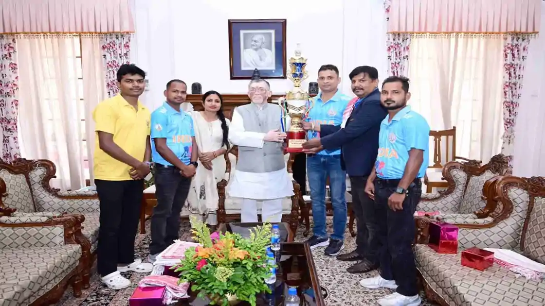 नेपाल डीफ क्रिकेट टी20 सीरीज जीतने वाली झारखंड टीम से मिले राज्यपाल, खिलाड़ियों के जज्बे को बताया प्रेरणादायक