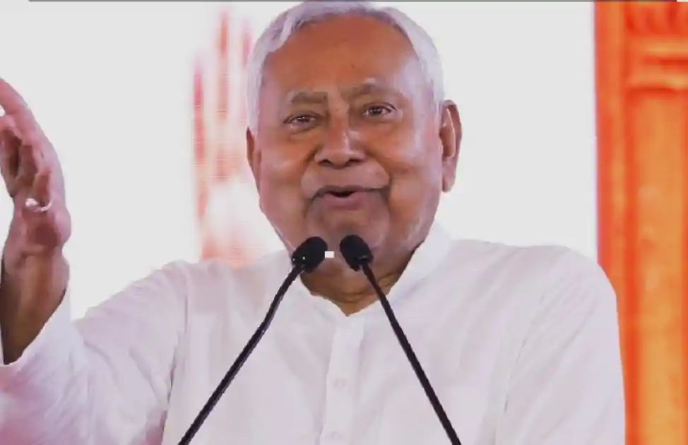 नीतीश बोले: वो आए तो फिर वही फालतू काम करेंगे, हिंदू-मुस्लिम झगड़े करवाते थे — ऐसे लोगों को वोट मत दीजिएगा