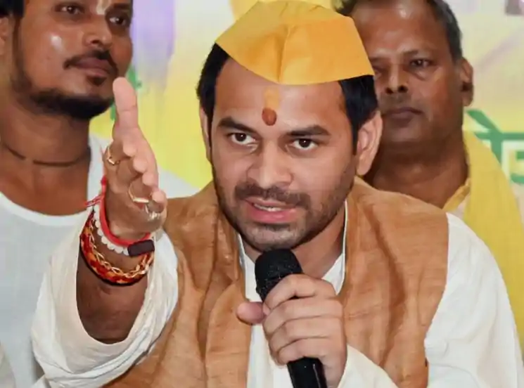 गयाजी में मंच से बोले- सभा में हरा गमछा देखकर भड़के तेजप्रताप... उतरवाकर माने