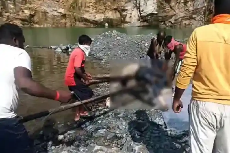 चतरा : सात दिन बाद पत्थर खदान में मिला लापता छात्र का श*व, परिजनों ने ह*त्या की जताई आशंका चतरा : सात दिन बाद पत्थर खदान में मिला लापता छात्र का श*व, परिजनों ने ह*त्या की जताई आशंका