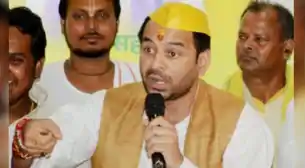 सभा में हरा गमछा देख भड़के तेजप्रताप, बोले– ऐ सिपाही पकड़ो इसको, जयचंद की पार्टी का आदमी है