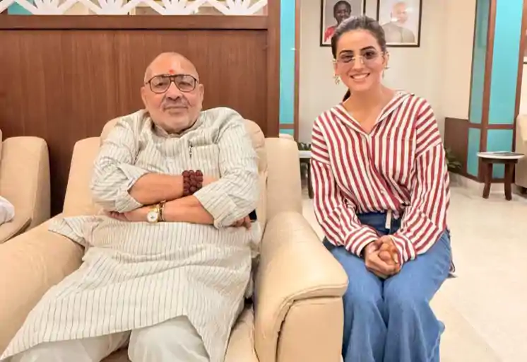 भोजपुरी क्वीन अक्षरा की गिरिराज सिंह से मुलाकात, पवन सिंह की तरह सियासत में उतरने की अटकलें तेज