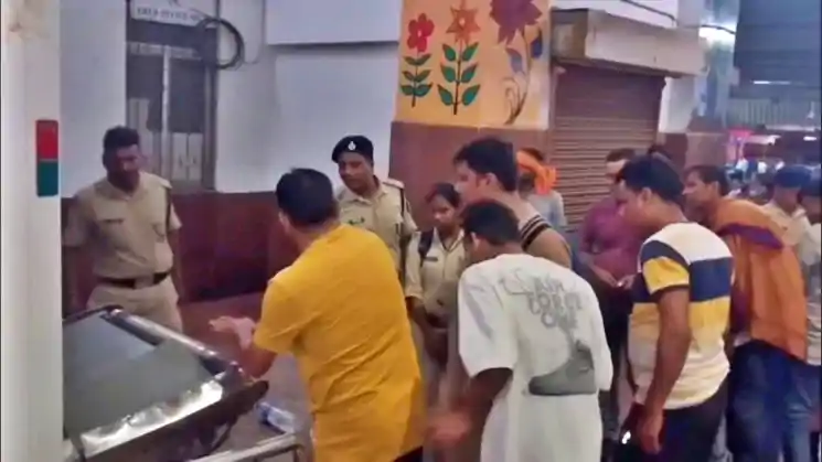 धनबाद स्टेशन पर स्कैनिंग मशीन में फंसा बच्चे का हाथ, समय रहते बची जान