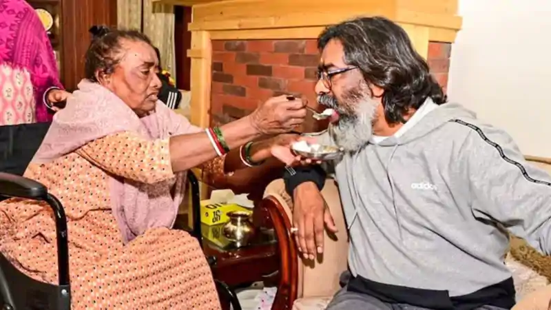 झारखंड के सीएम हेमंत सोरेन की मां रूपी सोरेन का निधन, परिवार और समर्थकों में शोक की लहर झारखंड के सीएम हेमंत सोरेन की मां रूपी सोरेन का निधन, परिवार और समर्थकों में शोक की लहर