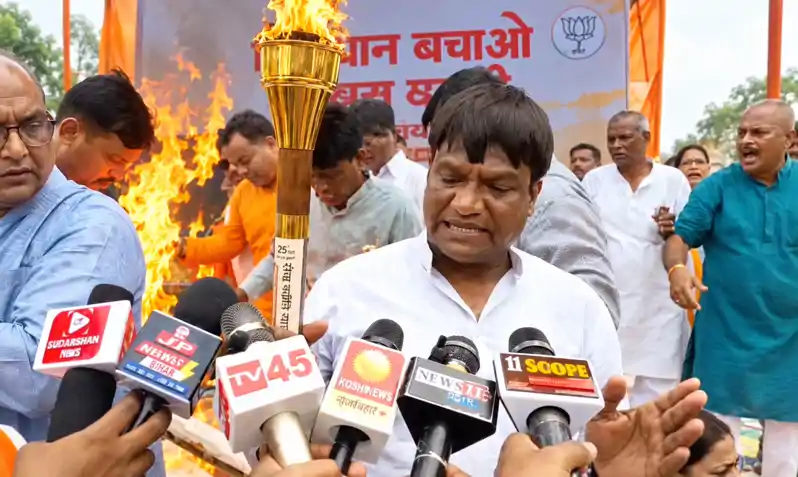 बाल-बाल बचे MP ढुल्लू महतो और MLA शत्रुघ्न महतो! बाल-बाल बचे MP ढुल्लू महतो और MLA शत्रुघ्न महतो!