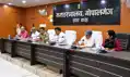 अधिकारियों की कारगुजारी पर DM का चाबुक : जनशिकायत पोर्टल पर भ्रामक रिपोर्ट देने वाले 2 CO पर जुर्माना