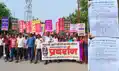बकाया मजदूरी व स्थायीकरण की मांग को लेकर रात्रि प्रहरियों व सफाईकर्मियों का प्रदर्शन