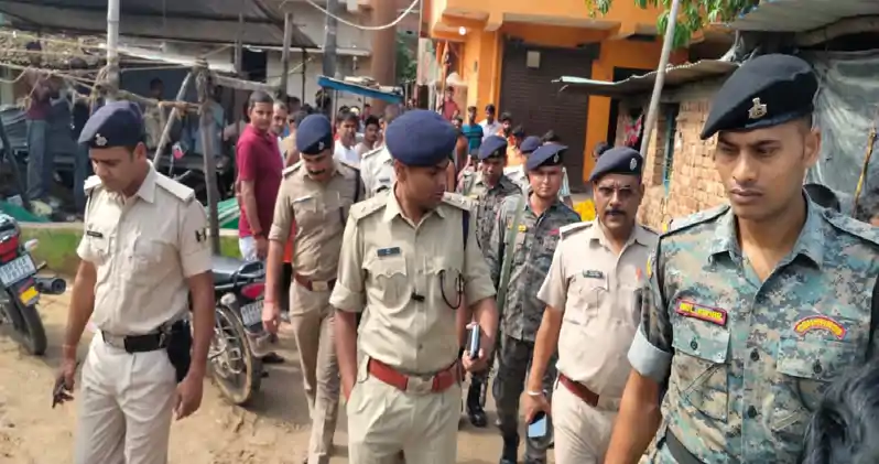 डबल मर्डर के बाद तेज बाइक चलाने पर मारी गोली, नाबालिग युवक की हालत गंभीर, दूसरे का सिर फटा डबल मर्डर के बाद तेज बाइक चलाने पर मारी गोली, नाबालिग युवक की हालत गंभीर, दूसरे का सिर फटा