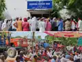 गन्ना किसानों का अनोखे अंदाज में प्रदर्शन, गन्ना और ट्रैक्टर-ट्रॉली लेकर पहुंच गए इतने किसान