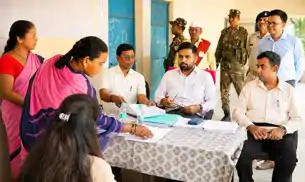मतदाता सूची विशेष गहन पुनरीक्षण: उपायुक्त ने किया विशेष कैंप का किया निरीक्षण