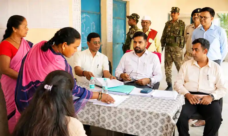 मतदाता सूची विशेष गहन पुनरीक्षण: उपायुक्त ने किया विशेष कैंप का किया निरीक्षण मतदाता सूची विशेष गहन पुनरीक्षण: उपायुक्त ने किया विशेष कैंप का किया निरीक्षण