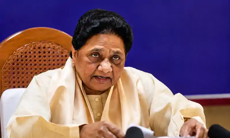 सपा का ब्राह्मण प्रेम, मायावती का पलटवार बोली, सपा गिरगिट की तरह रंग बदलने वाली पार्टी