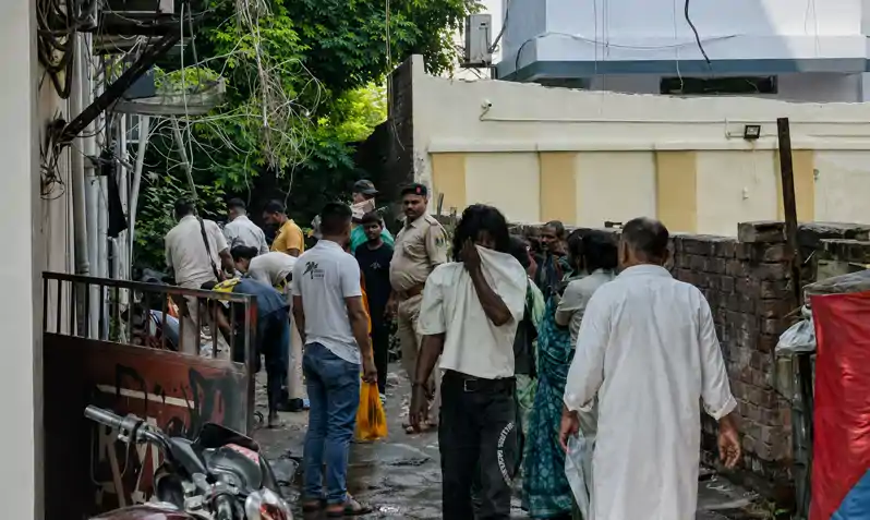 चार दिनों से लापता युवक का शव बेसमेंट से बरामद, पुलिस जांच में जुटी