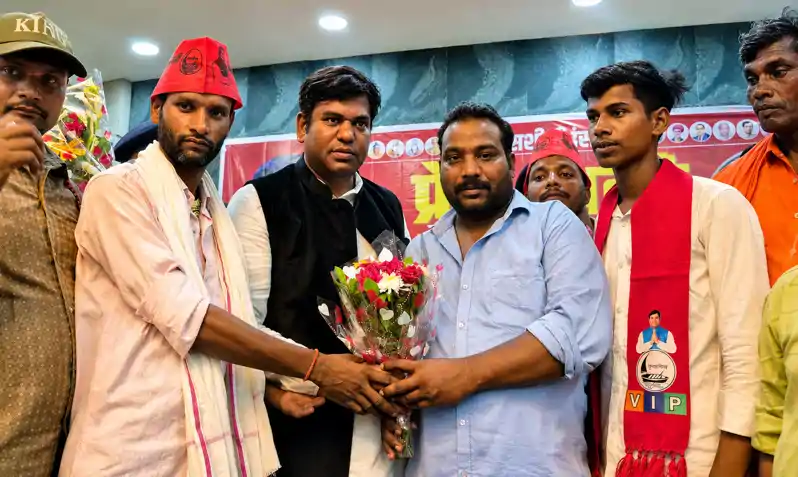 निषाद समाज का वोट अब नहीं होगा गुमराह, बच्चों के भविष्य के लिए होगा : मुकेश सहनी निषाद समाज का वोट अब नहीं होगा गुमराह, बच्चों के भविष्य के लिए होगा : मुकेश सहनी