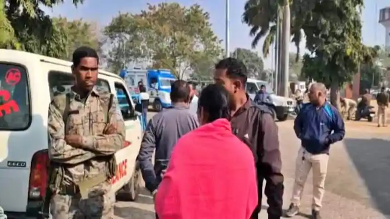 गोवा नाइट क्लब हादसा : झारखंड के तीन युवकों का पार्थिव शरीर पहुंचा रांची, राज्य में शोक की लहर गोवा नाइट क्लब हादसा : झारखंड के तीन युवकों का पार्थिव शरीर पहुंचा रांची, राज्य में शोक की लहर