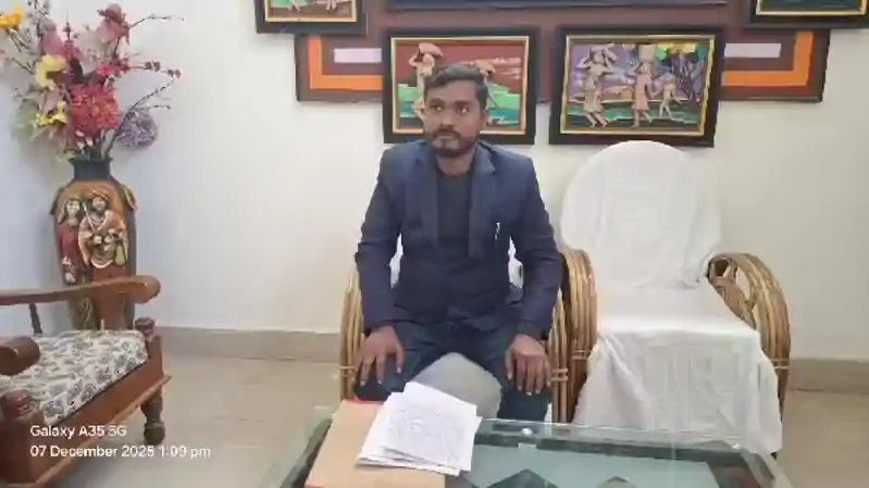 मनिका में जिला परिषद सदस्य ने DSI पर लगाये अवैध वसूली के आरोप, जानें क्या है पूरा मामला मनिका में जिला परिषद सदस्य ने DSI पर लगाये अवैध वसूली के आरोप, जानें क्या है पूरा मामला