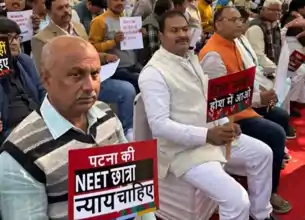 NEET छात्रा मौत केस पर दिल्ली में जोरदार प्रदर्शन, पीड़िता की मां रहीं मौजूद, पटना में कांग्रेस सड़कों पर