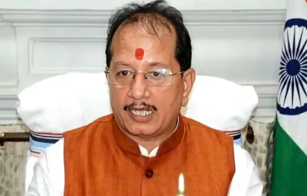 राजस्व अधिकारियों की हड़ताल पर सरकार सख्त, विजय सिन्हा का अल्टीमेटम—सोमवार से ड्यूटी पर लौटें