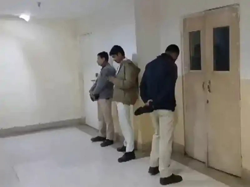 कोलकाता में I-PAC से जुड़े ठिकानों पर ED की छापेमारी, मौके पर पहुंचीं CM ममता बनर्जी कोलकाता में I-PAC से जुड़े ठिकानों पर ED की छापेमारी, मौके पर पहुंचीं CM ममता बनर्जी