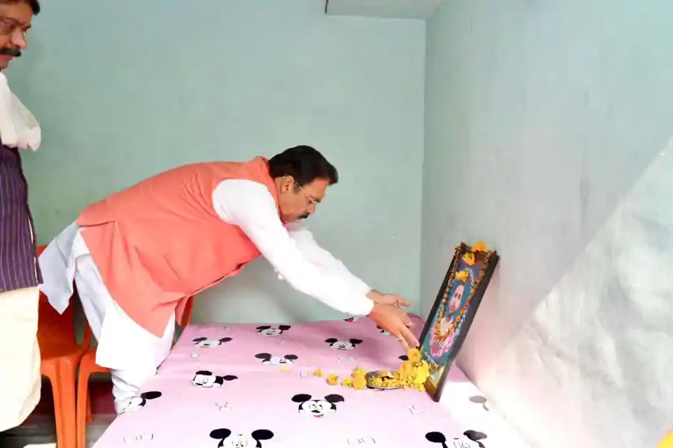 भाजपा नेता के भाई की हत्या के बाद शोकसंतप्त परिजनों से मिलने पहुंचे प्रदेश अध्यक्ष संजय सरावगी, बोले- दोषी कोई हों, बख्शे नहीं जाएंगे 