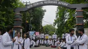 पटना PMCH जाने वाले सावधान! जूनियर डॉक्टरों ने कर दी हड़ताल, OPD सेवा ठप, नर्स भी...